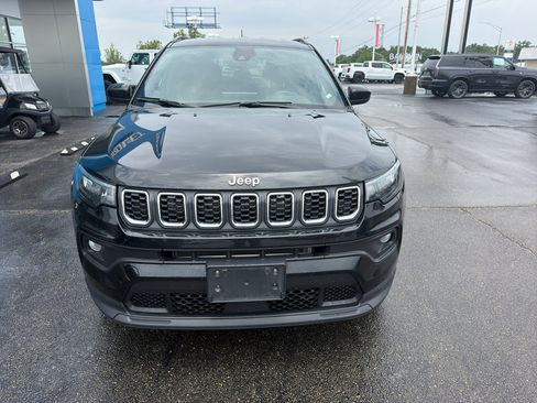 Used 2024 Jeep Compass Latitude AWD/4WD image 2
