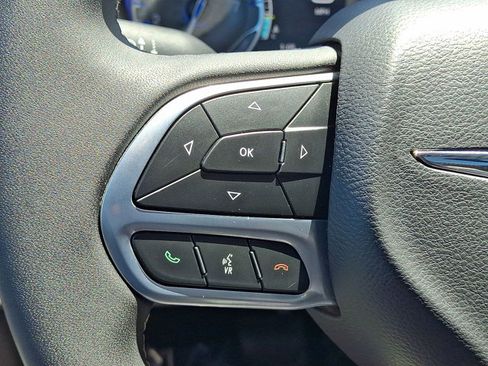 Used 2023 Chrysler Pacifica Limited AWD/4WD image 18