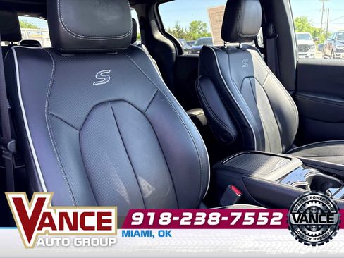 Used 2025 Chrysler Pacifica Limited FWD image 23