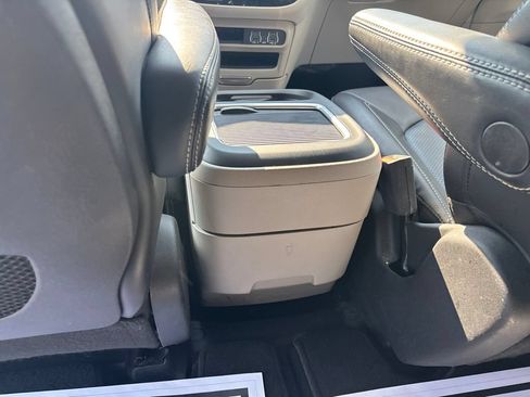Used 2023 Chrysler Pacifica Touring-L FWD image 36