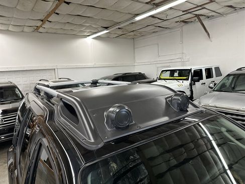 Used 2010 Nissan Xterra Off-Road AWD/4WD image 8