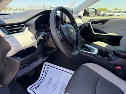 Used 2019 Toyota RAV4 XLE w/ Convenience Package FWD image 2