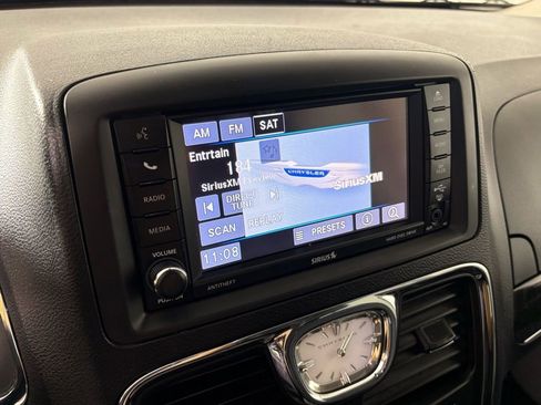 Used 2015 Chrysler Town & Country Touring-L image 21