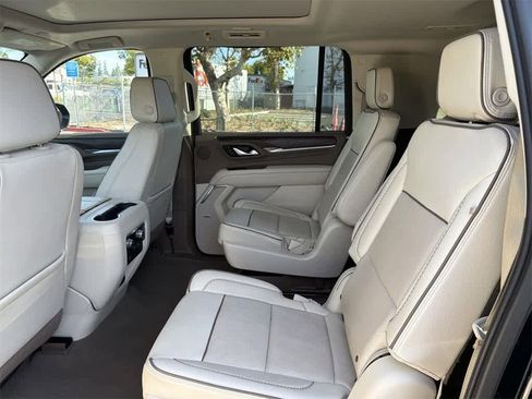 Used 2023 GMC Yukon XL Denali image 30