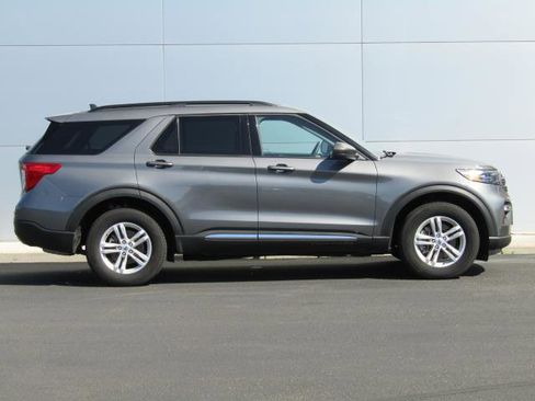 Used 2024 Ford Explorer XLT w/ Equipment Group 202A AWD/4WD image 4