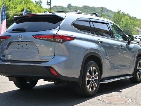 Used 2022 Toyota Highlander XLE AWD/4WD image 5