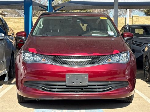 Used 2017 Chrysler Pacifica Touring image 2