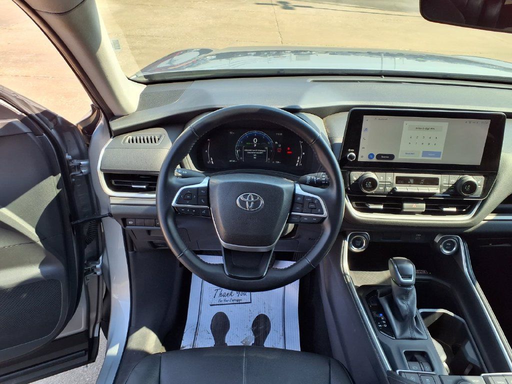 Used 2025 Toyota Grand Highlander AWD image 3