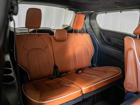New 2026 Chrysler Pacifica Pinnacle image 36