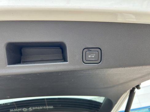 Used 2025 GMC Acadia Elevation image 8