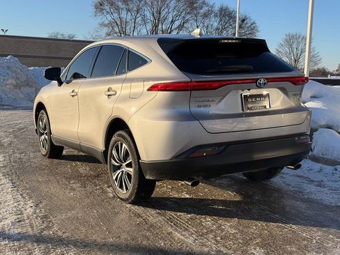 Used 2022 Toyota Venza LE image 5