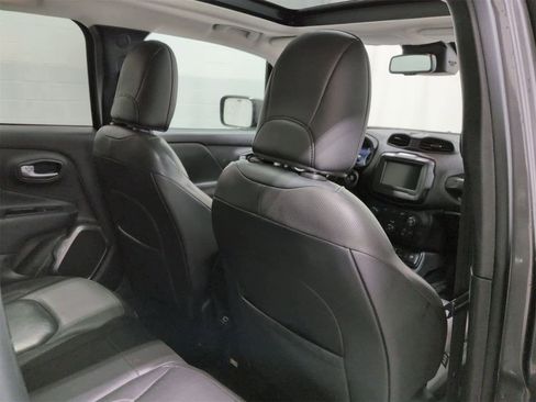 Used 2019 Jeep Renegade Limited w/ Trailer Tow Group image 18