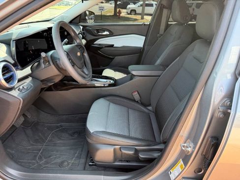 Used 2025 Chevrolet Trax LT FWD image 12