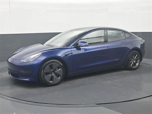 Used 2023 Tesla Model 3 Standard Range image 4