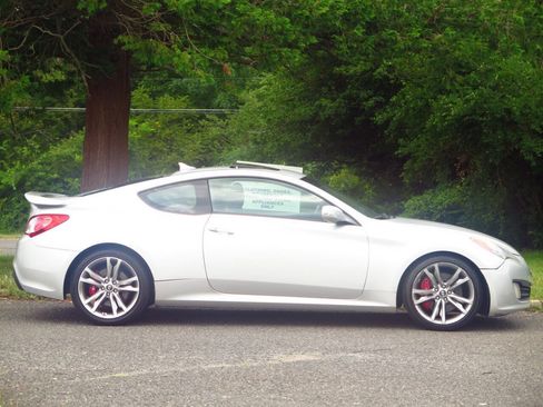Used 2011 Hyundai Genesis 3.8 RWD image 5