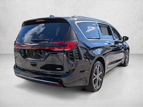 Used 2024 Chrysler Pacifica Pinnacle image 5