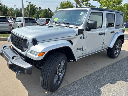 Used 2024 Jeep Wrangler Unlimited w/ Convenience Group AWD/4WD image 5