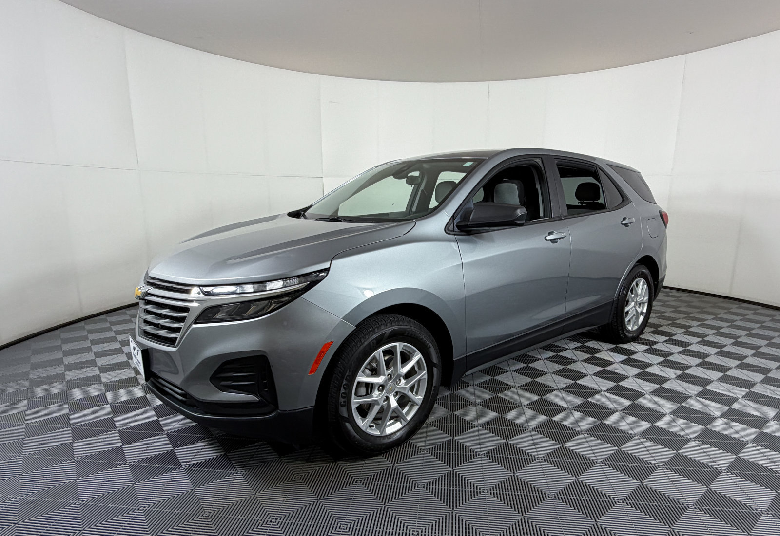 Used 2023 Chevrolet Equinox LS w/ LS Convenience Package FWD image 2