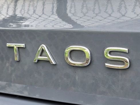 Used 2022 Volkswagen Taos SEL w/ Panoramic Sunroof Package FWD image 11
