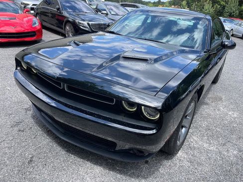 Used 2018 Dodge Challenger SXT image 5