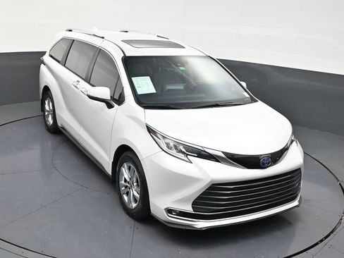 Used 2024 Toyota Sienna Limited image 17