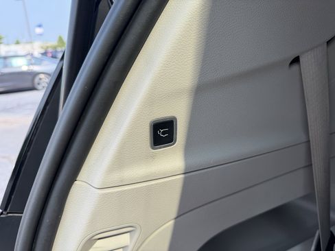Used 2023 Chrysler Pacifica Touring-L FWD image 9