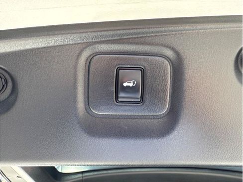Used 2020 Nissan Pathfinder SL FWD image 25