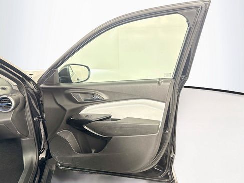 Used 2025 Chevrolet Trax LT FWD image 14