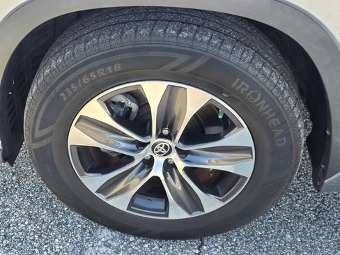 Used 2022 Toyota Highlander XLE FWD image 36
