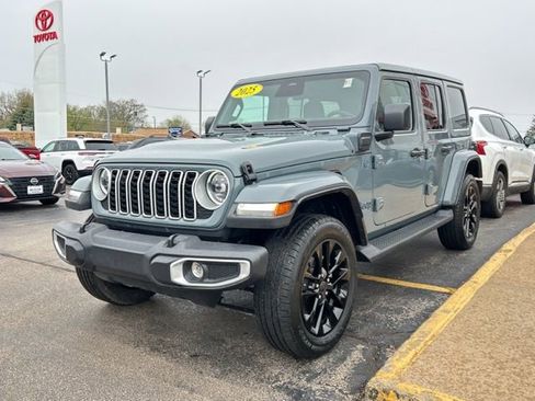 Used 2025 Jeep Wrangler Unlimited Sahara image 5