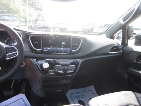 Used 2025 Chrysler Pacifica Select FWD image 14