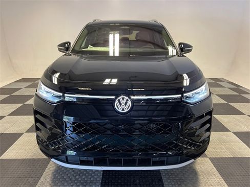 Used 2025 Volkswagen Tiguan SEL R-Line image 2
