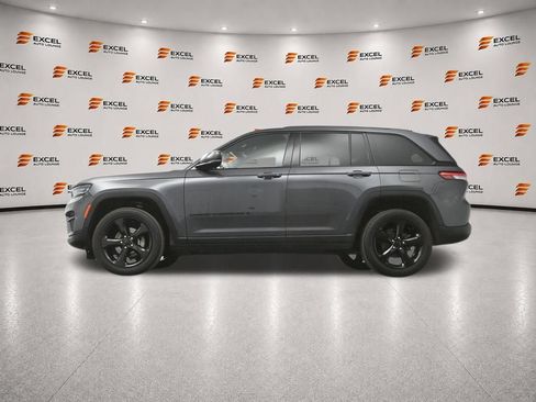 Used 2022 Jeep Grand Cherokee Altitude AWD/4WD image 36