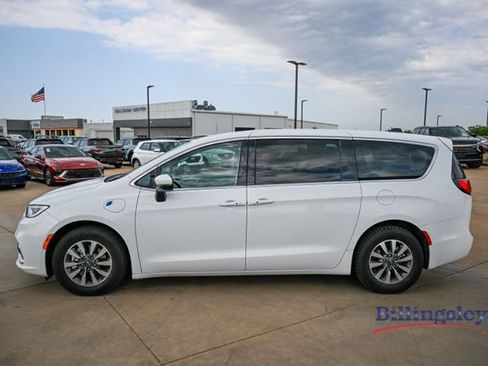 Used 2023 Chrysler Pacifica Touring-L FWD image 1