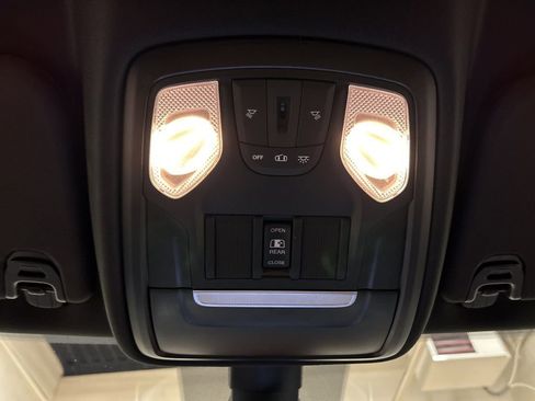 Used 2022 RAM 1500 4x4 Crew Cab image 25