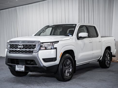 Used 2025 Nissan Frontier SV RWD image 3