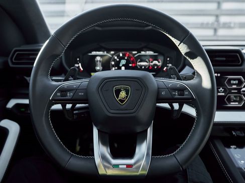 Used 2025 Lamborghini Urus SE image 53