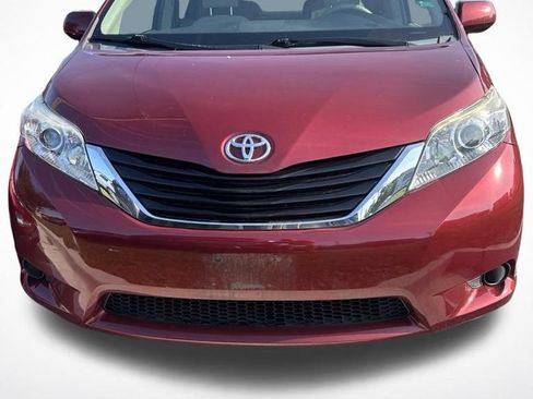 Used 2014 Toyota Sienna LE FWD image 3
