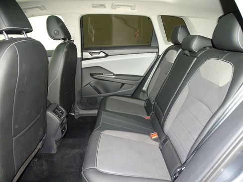 Used 2022 Volkswagen Taos SE w/ Panoramic Sunroof Package image 13