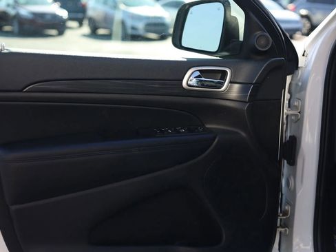 Used 2020 Jeep Grand Cherokee Laredo image 12