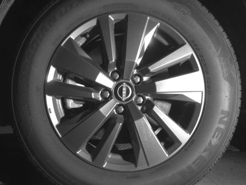 Used 2025 Nissan Pathfinder SV FWD image 15