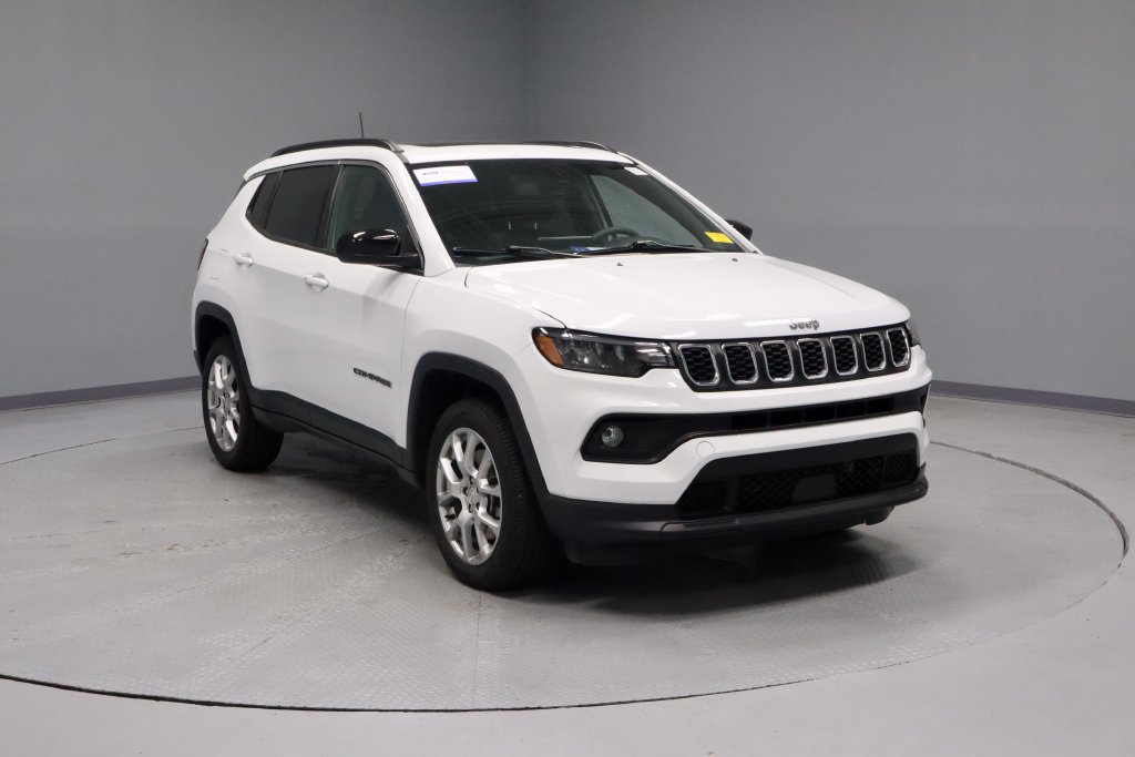 Used 2024 Jeep Compass Latitude w/ Sun and Sound Group AWD/4WD image 1