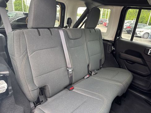 Used 2025 Jeep Wrangler Unlimited Sahara AWD/4WD image 19