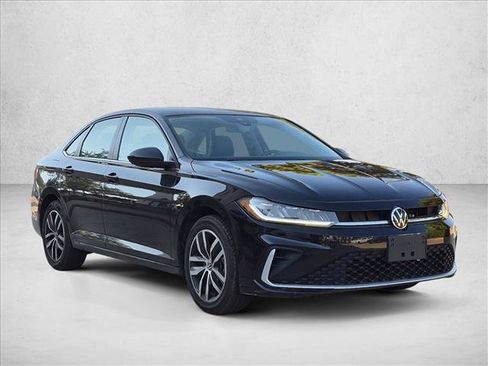 Used 2025 Volkswagen Jetta SE FWD image 3