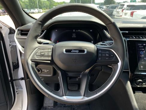 Used 2023 Jeep Grand Cherokee Altitude AWD/4WD image 13