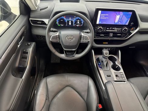 Used 2023 Toyota Highlander Platinum FWD image 4