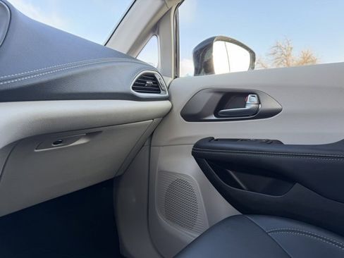 Used 2024 Chrysler Pacifica Touring-L image 27