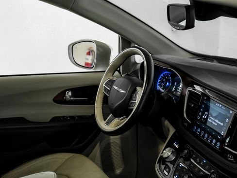 Used 2020 Chrysler Pacifica Limited w/ Advanced Safetytec Group FWD image 14