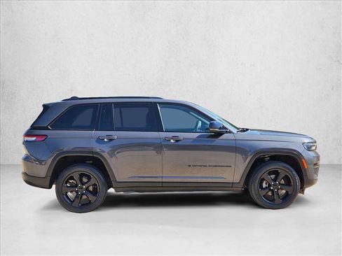 Used 2023 Jeep Grand Cherokee Altitude AWD/4WD image 4