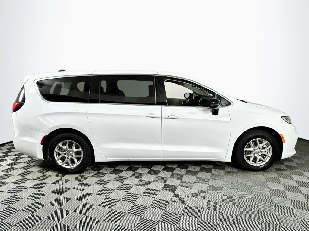 Used 2024 Chrysler Pacifica Touring-L FWD image 8